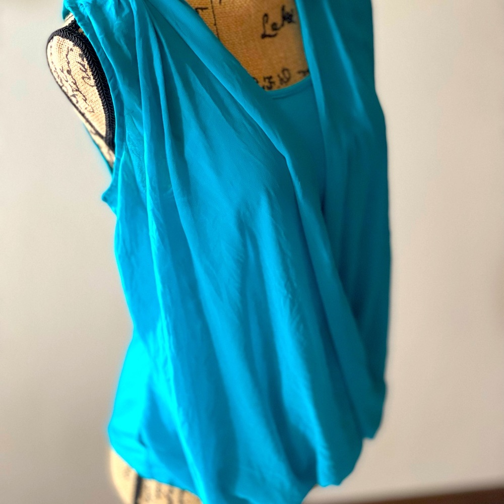 Flowing front with a simple back tank top ~ good condition